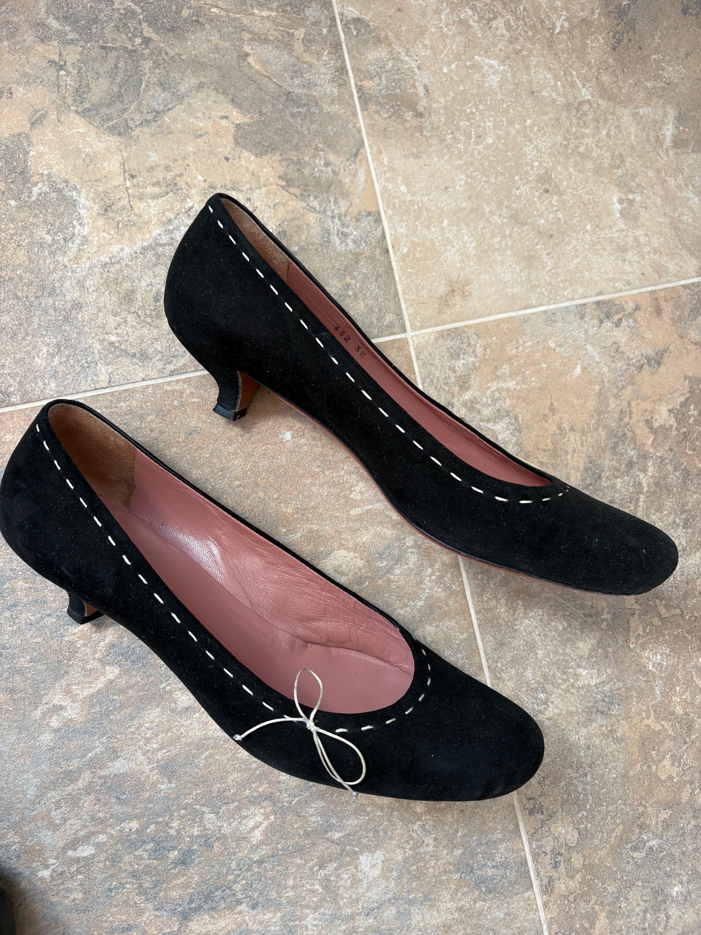 Rare Alaïa Paris Kitten Heel Black Suede Kitten Heel Pumps With Contrast Stitching Bow 38